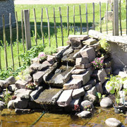 neuer Bachlauf mit Naturstein und Bepflanzung