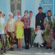Священик отец Виталий и матушка Наталья Парасичи с прихожанами после праздничной литургии.