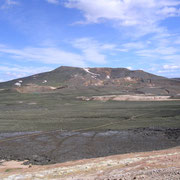 Le mont Krafla et en face le chemin qui mène au site de Leirhnjukur