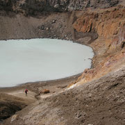 Les parois colorées du cratère Viti enchassent un bijou de lac tourquoise