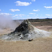 Cheminée d'où sort bruyamment de la vapeur d'eau