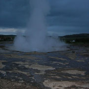 Geysir - Le geyser Stokkur la nuit