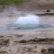 Geysir - .......l'eau jaillit dans un bruit fracassant.