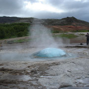 Geysir - Le geyser Strokkur entre en action: l'eau gonfle comme si on poussait dessous. Moment étrange !