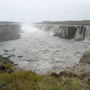 Selfoss: la chute est longitudinale au courant du fleuve.