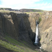 Hengifoss - La chute Litlanesfoss entourée de colonnes basaltiques