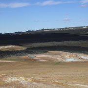 Leirhnjukur: au pied de ce mont, s"étend la coulée de lave noire de l'éruption de 1984.