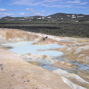 Leirhnjukur: fabuleux labyrinthe de sources chaudes, marmites de boue, fumerolles, en bordure de l'immense coulée de lave