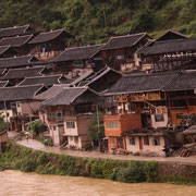 Villaggio Miao su riva fiume- Miao village on the river banks