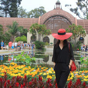 Li Hua behind a red hat