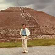 Beppe ai piedi della Piramide del Sole