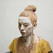 bruno walpoth, "hanako", 2021, 47 x 44 x 26 cm, nussholz/nutwood – erlas galerie