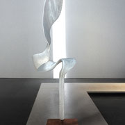 markus priller, o.t., 1/5, 2023, height 184 cm, aluminium/iron base, photo©klaus_costadedoi/erlas – erlas galerie