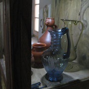 Ausstellung (Ausschnitt - Vitrinenfach mit Wandmalerei im Hintergrund)