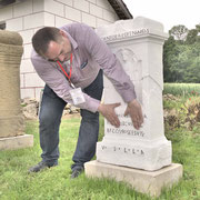 Limes-Aktionstag 2017 Limes-Cicerone Berthold Liebig erklärt vorm Wachthaus die Inschrift des Weihesteins für die Dea Candida (Original Museum Osterburken)..... Foto mit freundlicher Genehmigung Michael Hendel