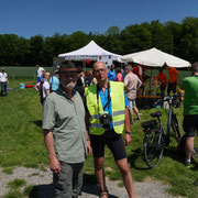 im Vordergrund das Veranstalterduo Bernd und Erhard; im Hintergrund meine Frau und mein jüngerer Sohn - beide mit orangefarbenem T-Shirt - bei Essen- und Getränkeausgabe - nochmals Danke für die Hilfe