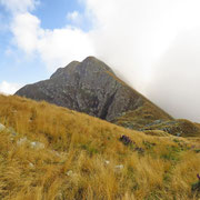 In primo piano la cima senza nome quotata 2202 m e dietro il Camoghè