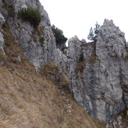 Il sentiero passa in mezzo a questa roccia