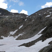 In fondo al lago il canalone detritico da risalire per arrivare alla Rotstocklücke