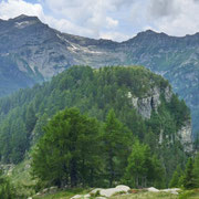 In primo piano, cima senza nome