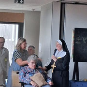 Sœur Gertrude vérifie la propreté des mains