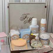 kit toillete (kit toalete, kit toillet) para casamento - detalhe: caixa forrada com linho e bordada