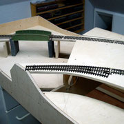 Gleise und Brücke probehalber aufgebaut