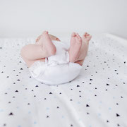 Strampelndes Baby auf Wickelauflage von Träumeland