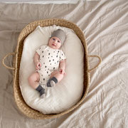Baby im Körbchen mit Beanie von LÄSSIG