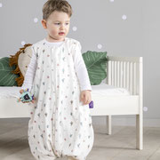 Kind stehend vor Kinderbett im Schlafsack to go von Träumeland