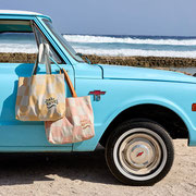 Beach Shopper Strandtasche von LÄSSIG am Rückspiegel hängend