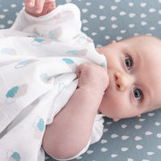 Baby mit Schmusetuch auf Wickelauflage von Träumeland