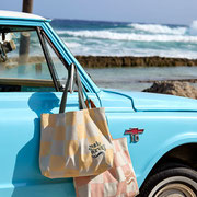 Beach Shopper Strandtasche von LÄSSIG am Rückspiegel hängend