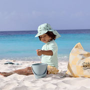 Kind im Sand spielend mit Beach Shopper Strandtasche von LÄSSIG