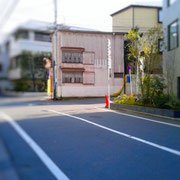 すぐの角を右へ曲がり、まっすぐ進んでください。※写真の中の三角コーンが覗いているところを曲がります。