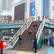 1. JR五反田駅東口を出て右手に見える歩道橋を渡る