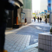 もう一つ小さな階段を上がったら右方向へ。急で長い坂道が見えてきます。左手にセブンイレブンがあります。