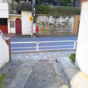 下り切ったら突き当りを左へ。