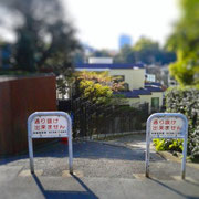 通り抜け出来ないのは車のみなのでガンガン進みます。