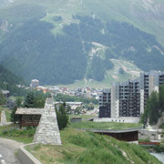 Einfahrt in Val d'Isére - eine Stadt in den Alpen, wie sie wohl nur die Franzosen in eine solch schöne Landschaft bauen können... Da wurde mir auch klar, wieso soo vieele LKWs unterwegs waren...