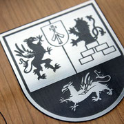 Detailansicht mit Wappen in silberfarbenem Acryl