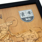 Detailansicht mit Wappen in silberfarbenem Acryl