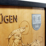 Detailansicht mit Wappen in silberfarbenem Acryl
