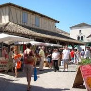 Marché le mercredi et samedi matin.