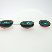 Collier en forme de trois petites coupelles vue de dessous