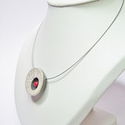 collier en céramique raku blanc et rouge vue de profil