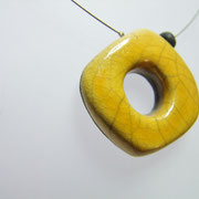 collier jaune en  poterie