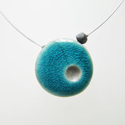 collier de créateur en raku avec une perle ronde bleue