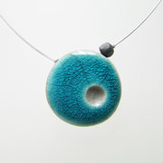 collier de créateur en raku avec une perle ronde bleue