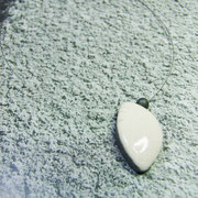 collier céramique raku avec perle allongée blanche et grise